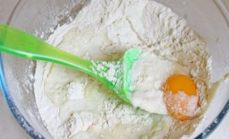 В сухие дрожжи добавьте немного теплой воды или молока, чтобы они активировались, а потом прибавьте к муке и вбейте яйцо.