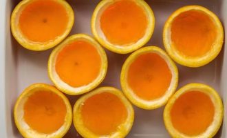 Вылейте смесь в апельсиновые корки, наполняя каждую половину.