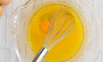 Вбейте 3 яйца, по одному, чтобы не добавлять следующее до тех пор, пока предыдущее не будет полностью вспенено