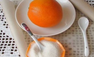 Перед приготовлением подготовьте все компоненты для приготовления апельсинового сахара. Сахар можно использовать не только белый, но и коричневый. А цитрусовые плоды выбирать сочные, крупные и не увядшие.
