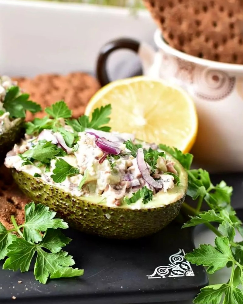 Авокадо с начинкой из тунца - пошаговый рецепт