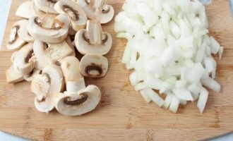 Нарежьте лук и грибы для бефстроганова