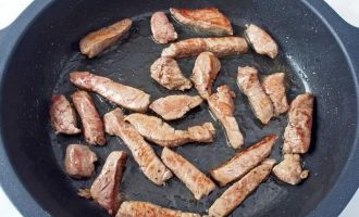 Слегка обжарьте на сковородке мясо для бефстрогонова