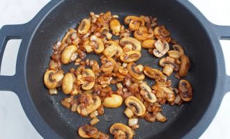 Далее добавьте свежие грибы (шампиньоны), перемешайте и готовьте 3 минуты