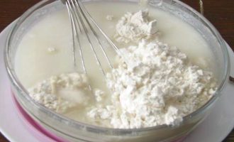 Молоко подогрейте и вылейте в миску. Потом добавьте туда кефир, соль, сахар В миску вылейте молоко, кефир, соль, сахар и просеянную пшеничную муку.