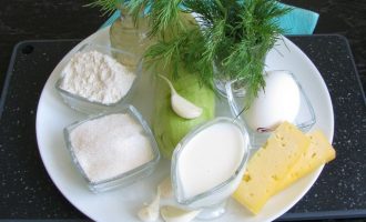Подготовьте все компоненты для приготовления блинов из кабачков с сыром и зеленью. В качестве зелени взят свежий укроп.