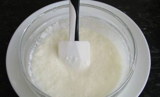 В удобную миску налейте молоко, кефир, и всыпьте соль, сахар и пищевую соду.