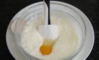 Далее вбейте яйца, На фото одно яйцо утонуло в молочную жидкость. Важно! Для этих блинов берите на менее одного яйца, иначе блины будут сырые и не выпекутся.