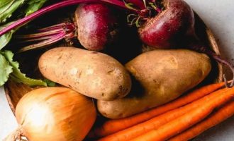 Вначале подготовьте основные овощи: картофель, свеклу, морковь и репчатый лук