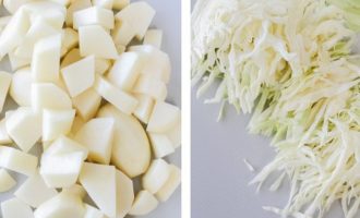 Нарежьте кубиками или ломтиками картофель, а капусту нашинкуйте в виде соломки