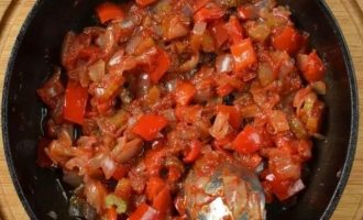 Добавьте томатную пасту или пюре и продолжайте готовить, помешивая, в течение одной минуты