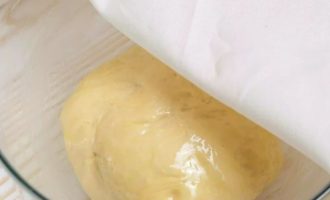 Поместите тесто в смазанную маслом миску, поворачивая к смазочной поверхности. Поставьте в теплое место, чтобы оно поднялось в два или три раза. Время потребуется один час.