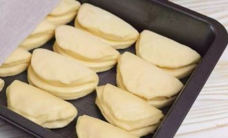 Противень смажьте маслом, выложите аккуратно будущие булочки, поставьте в теплое место на 45 минут, чтобы они 