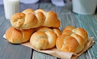 Булочки смажьте маслом и поставьте выпекать в разогретую духовку до 180 градусов. Выпекайте в течение 30-40 минут, чтобы на поверхности появился поджаристая корочка.