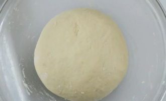 Замешивайте тесто вручную на слегка посыпанной мукой поверхности в течение 10 минут, пока оно не станет гладким и упругим