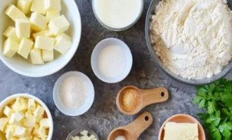 Подготовьте все ингредиенты для приготовления булочек с сыром в духовке