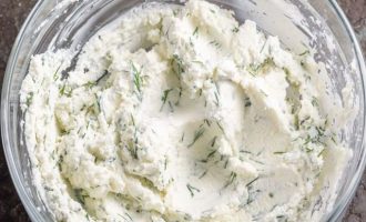 Свежую зелень укропа мелко нашинкуйте, добавьте к сливочному сыру и размешайте массу до однородной консистенции.