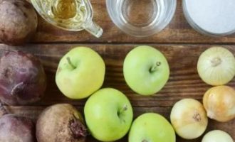 Для приготовления чатни из свеклы и яблок подготовьте следующие ингредиенты: свёкла, яблоки, репчатый лук, сахар, растительное масло и уксус.