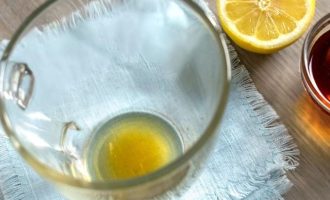 По истечение указанного времени влейте лимонный сок и добавьте жидкий мед.