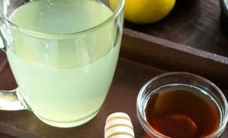 Хорошо размешайте при помощи медового валика, чтобы растворился мед, попробуйте и добавьте на свой вкус еще меда или лимонного сока. Подайте чай в горячем виде.