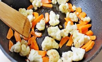 Вначале подготовьте все ингредиенты для приготовления чечевицы с цветной капустой, морковью и финиками.  Оранжевую чечевицу переберите, промойте под проточной водой несколько раз. На оливковом масле обжарьте морковь, нарезанную в виде соломки и цветную капусту разобранную на соцветия.