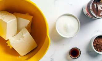 В глубокой миске взбиваем сливочный сыр, нутеллу, какао-порошок, экстракт ванили, сахар до однородного состояния.