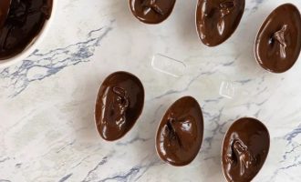 Распределите шоколад по формам