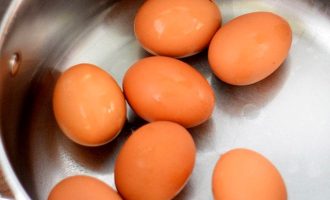 Сколько времени варят яйца всмятку после закипания
