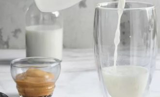 В большой стакан налейте 300 мл холодного молока или 200 мл молока и 100 мл сливок
