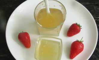 Замочить желатин в кипяченой охлажденной воде. Воды возьмите чуть более, чем полстакана, а желатина 20 грамм. Оставьте на 30 минут для набухания.