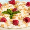 Десерт с малиной и бисквита