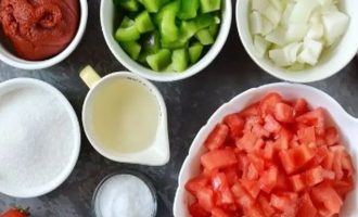Вначале подготовьте все ингредиенты для приготовления домашнего кетчупа из помидор