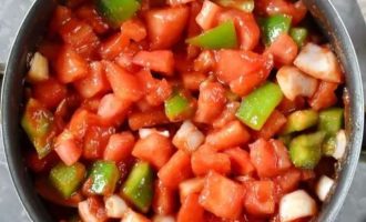 Доведите томатную смесь со всеми компонентами до кипения