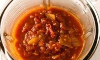 В конце добавьте архат, соль по своему вкусу и переложите в рабочую камеру блендера