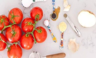 Вначале подготовьте все ингредиенты для домашнего кетчупа из свежих помидоров
