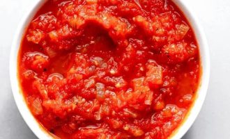 Дайте томатной массе остыть, приплюсуйте горчичный порошок, вустширский соус и все хорошо перемешайте