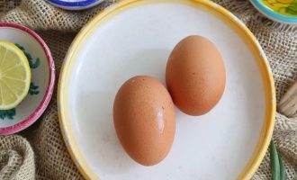 Вначале подготовьте все ингредиенты для приготовления майонеза с вареным яйцом