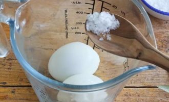 Как только вареные яйца остынут, очистите их и перенесите в емкость или стакан, в котором мы будем готовить соус. Добавьте ½ чайной ложки соли