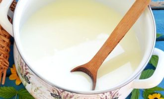 Молоко вылить в толстостенную посуду, поставить на плиту и прокипятить в течение одной минуты.