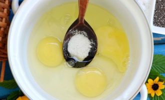 Потом к яйцам добавьте крупнозернистую соль, мелкую соль не используйте, так как она равномерно не распределяется в сырной массе.