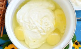Теперь введите к яйцам свежую и густую сметану.