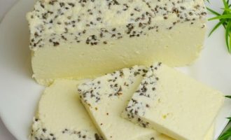Сыр из молока и сметаны поставьте в холодильник на 5 часов, по истечению этого времени, его переворачивают и извлекают кольцо и марлю.