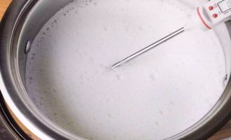 Медленно нагрейте молоко в посуде из нержавеющей стали или другой не реакционноспособном сосуде на плите, пока оно не достигнет 80 градусов. При этом должны образовываться нежные пузырьки, и поверхность будет выглядеть пенистой. После выключите плиту.