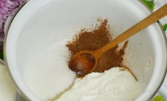 В отдельной удобной посуде смешайте сметану, сахарный песок и какао порошок.