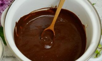 Эту смесь нагрейте на медленном нагреве, чтобы сахар растворился и образовалась однородная шоколадная глазурь.