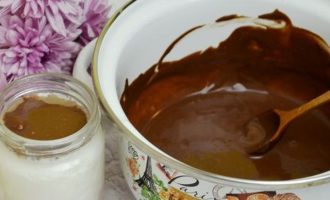 Извлеките баночки из йогуртницы и залейте верхнюю поверхность легкого десерта шоколадной глазурью.