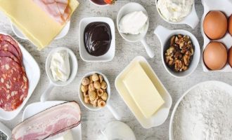 Для теста потребуется пшеничная мука, яйца. соль, сливочное масло, молоко и соль, а также все компоненты для разнообразных начинок