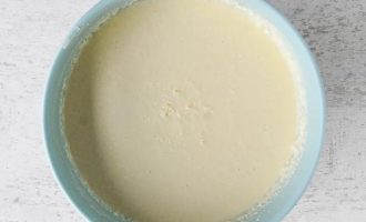 Приготовьте тесто для блинчиков