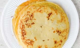 На сковородке выпечьте блинчики