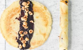 Приготовьте сладкую начинку и сверните блинчики